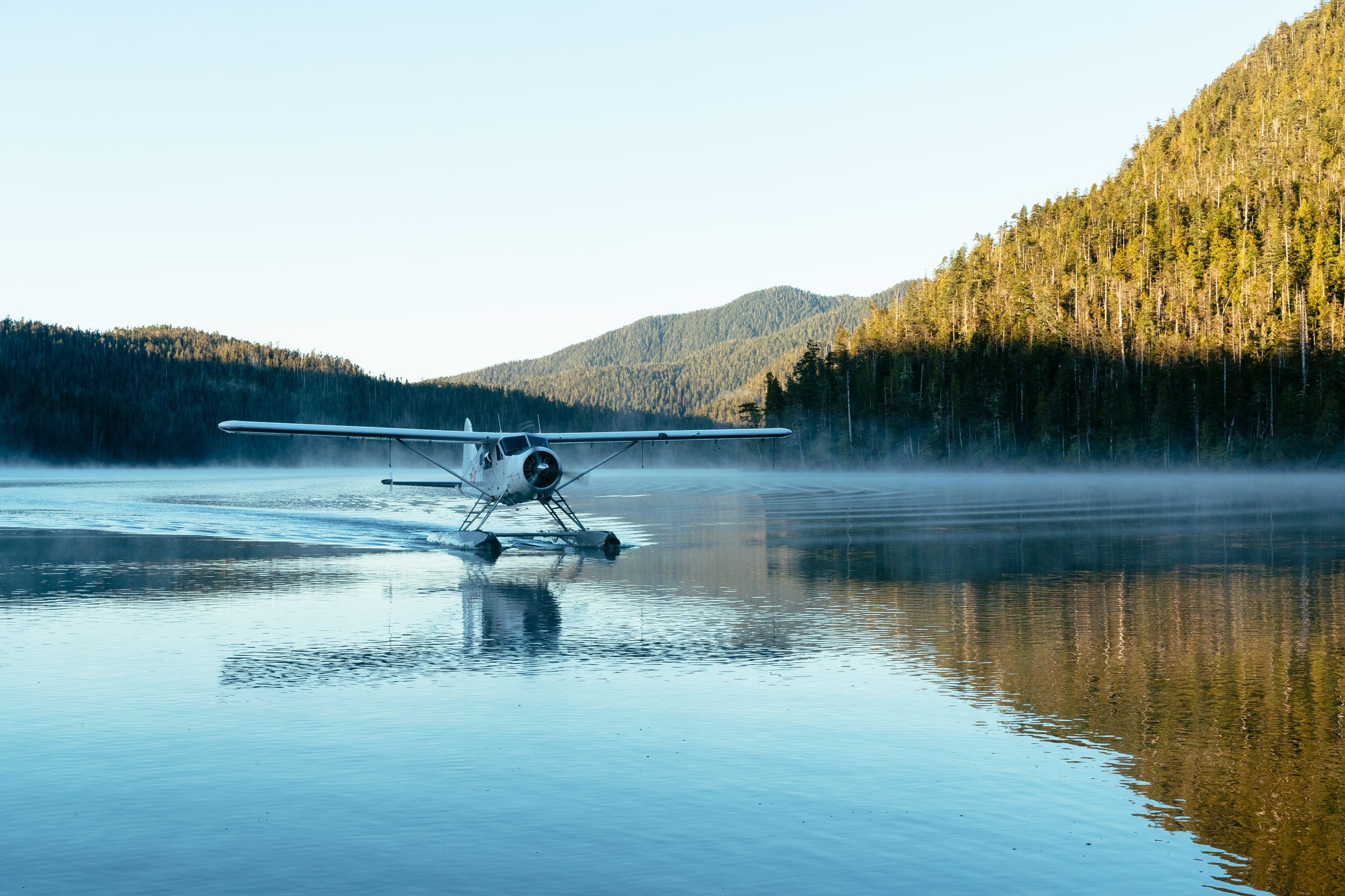 Floatplane transport on lake